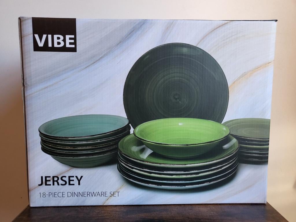 18 assiettes (nuances de vert) Neuves dans leur boîte, Enlèvement ou Envoi, Assiettes(s)