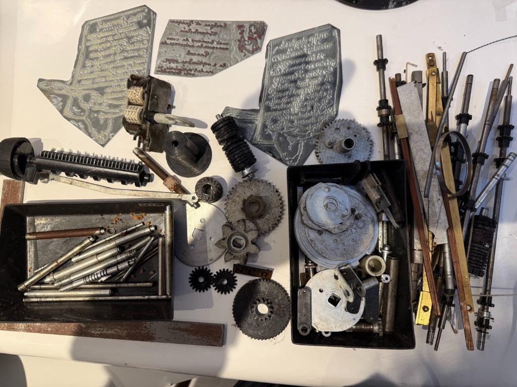 Plaques en zinc gravées relief (3) + outils de traçage (2).., Envoi