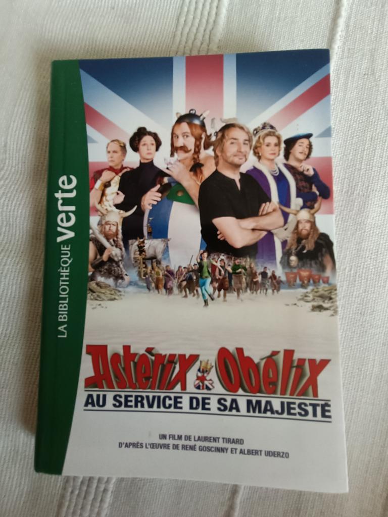 Boek "Asterix en Obelix in dienst van zijn majesteit", Boeken, Ophalen of Verzenden, Zo goed als nieuw, Non-fictie