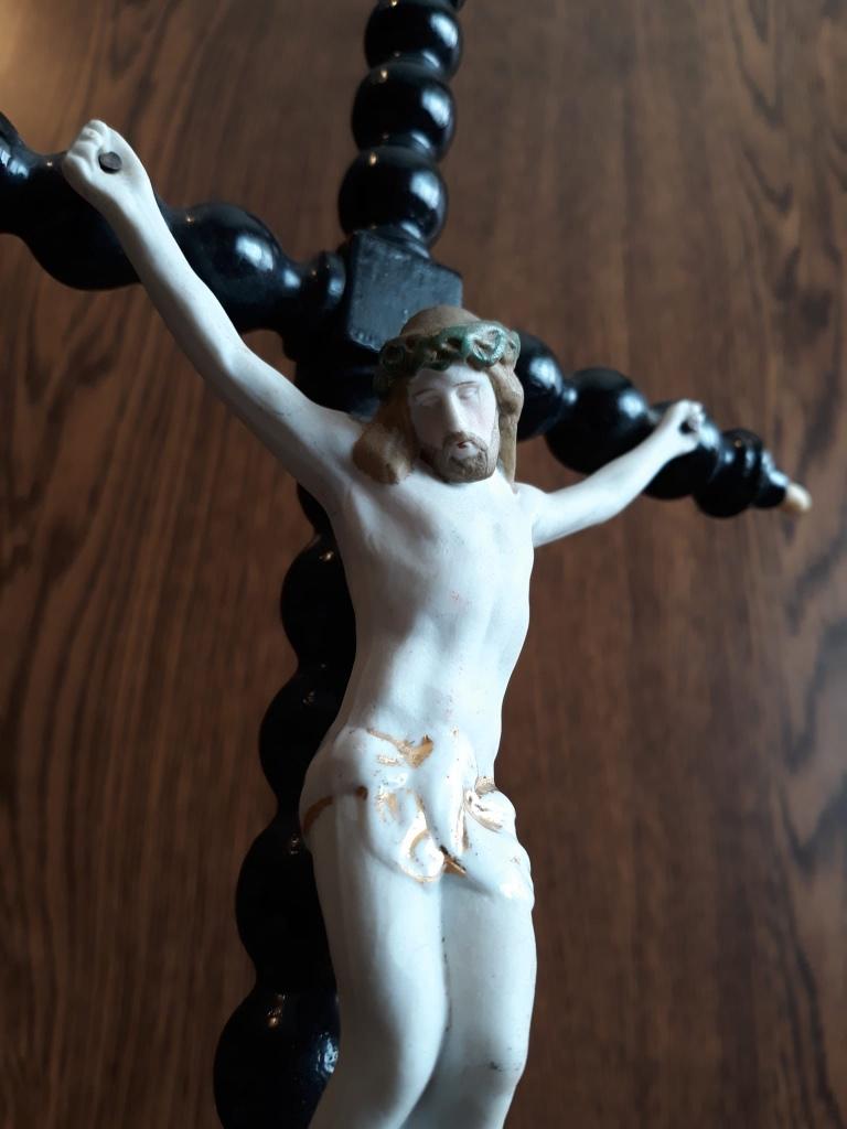 Antiek kruisbeeld in gedraaid hout. Porselein., Antiek en Kunst, Antiek | Religieuze voorwerpen, Ophalen of Verzenden