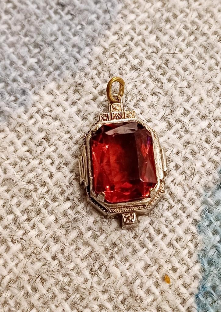 Pendentif ancien avec une grosse pierre rouge, Enlèvement ou Envoi, Comme neuf