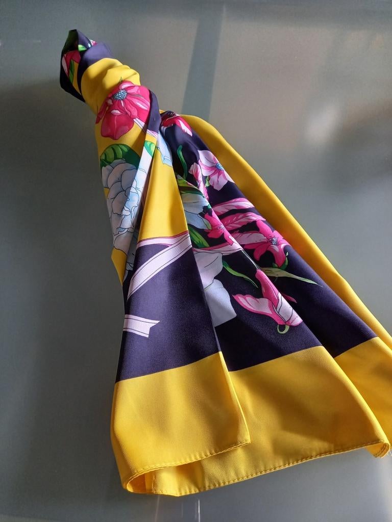 Grand foulard.  NEUF, Enlèvement ou Envoi