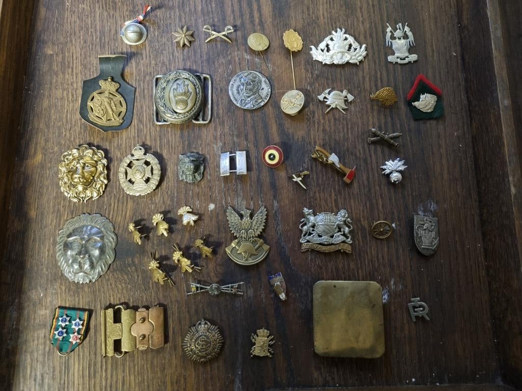 Lot de 42 medailles, insignes militaria guerre pompiers