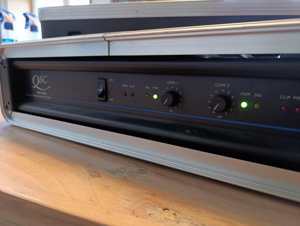 Qsc MX1500 in flight case incl., Ophalen of Verzenden, Zo goed als nieuw