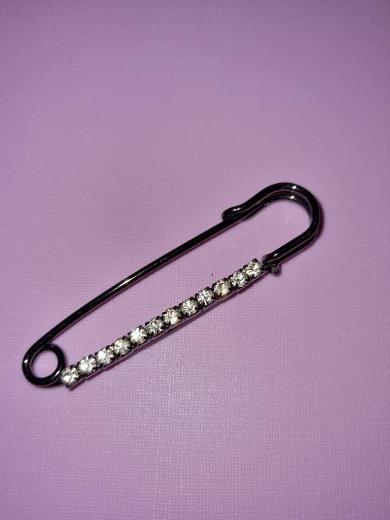 Epingle de sûreté 7,5 cm avec 12 strass, Bijoux, Sacs & Beauté, Piercings, Enlèvement ou Envoi, Comme neuf, Acier