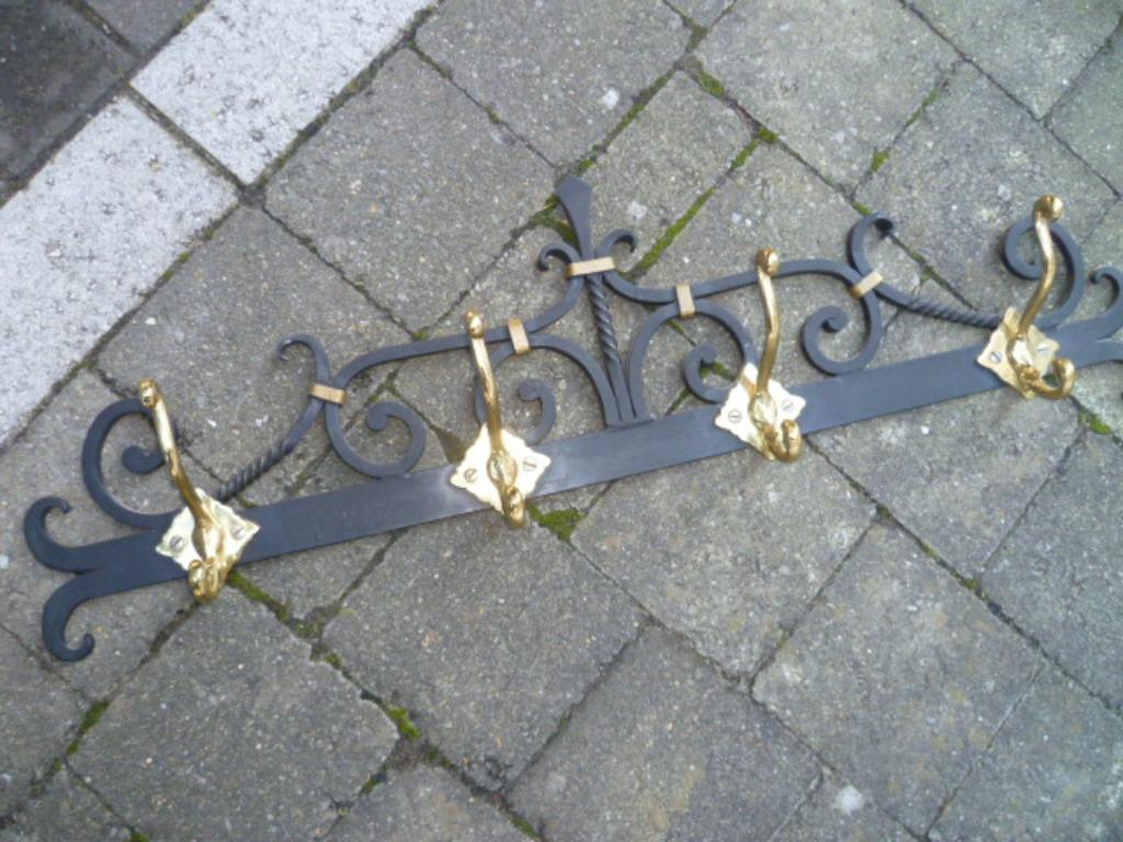 SMEEDWERKEN HANGKAPSTOK MET KOPEREN HAKEN, Antiek en Kunst, Ophalen of Verzenden