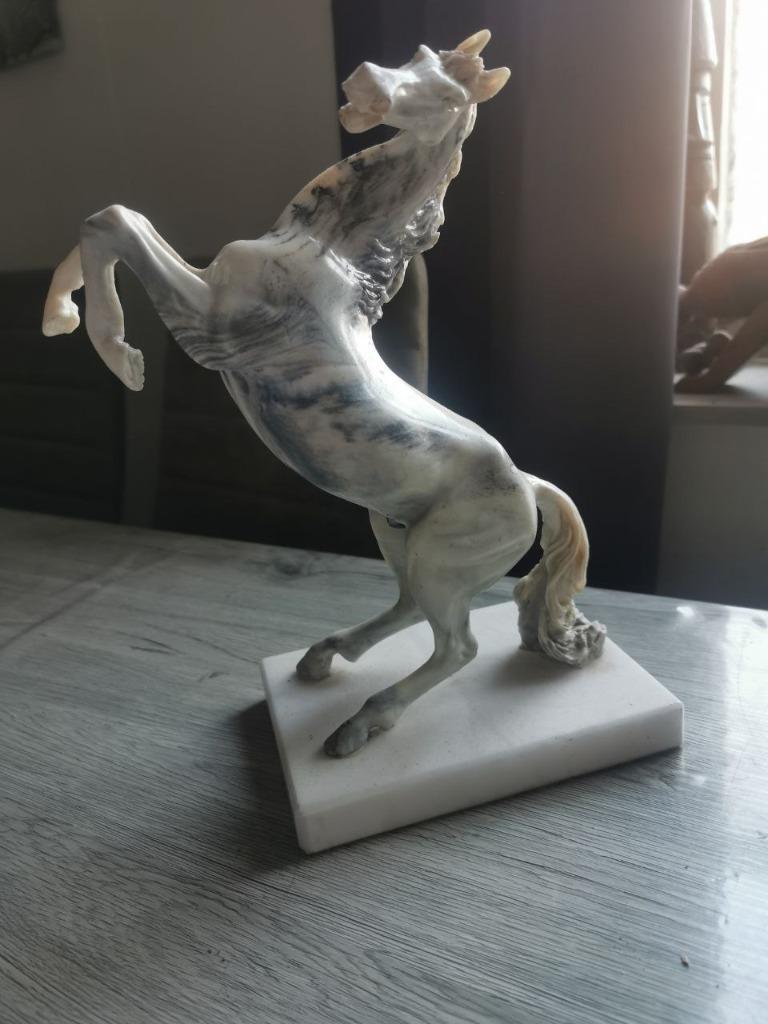 Statue de cheval en marbre, Enlèvement