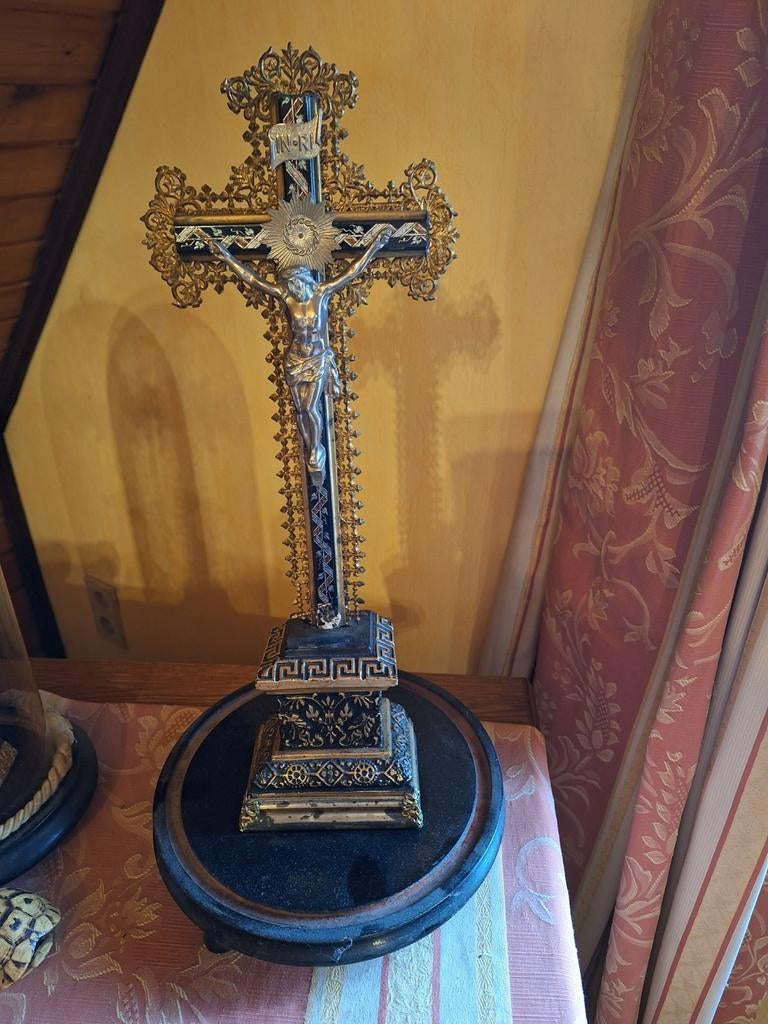 Ancien crucifix, Enlèvement