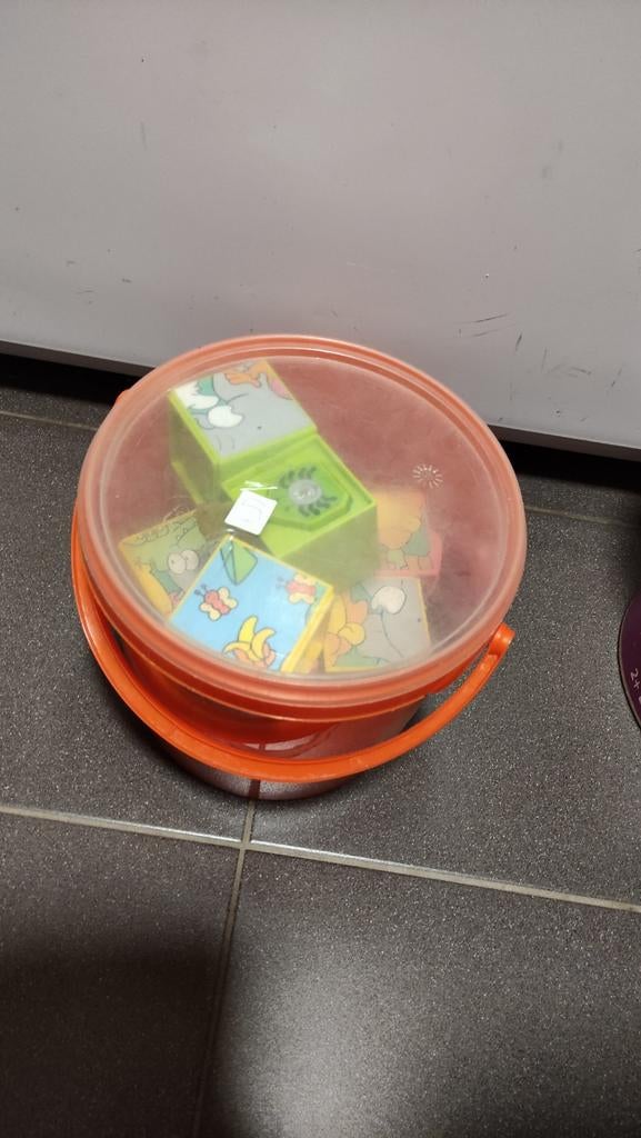 Grote emmer met plastic bouwstenen met puzzels, Kinderen en Baby's, Ophalen of Verzenden, Gebruikt
