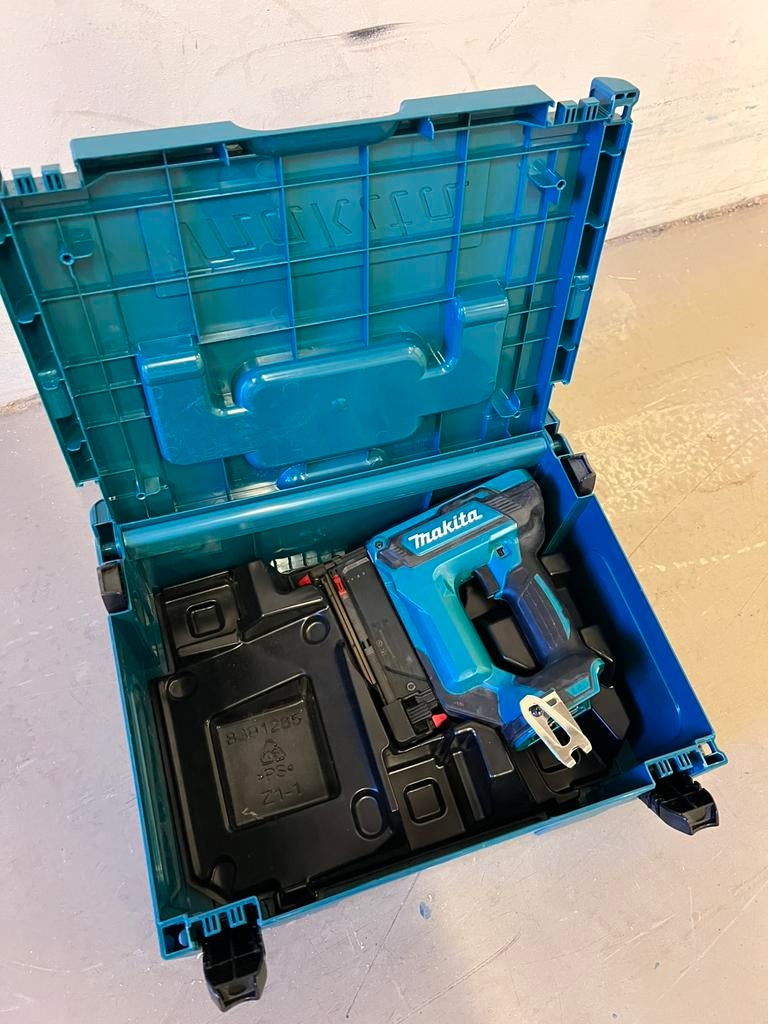 Makita DPT353ZJ Cloueuse de finition sans fil, Bricolage & Construction, Outillage | Foreuses, Enlèvement ou Envoi, Comme neuf
