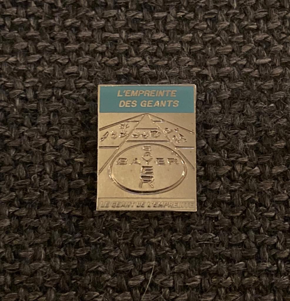 PIN - BAYER - L'EMPREINTE DES GEANTS, Collections, Envoi, Utilisé, Marque, Insigne ou Pin's