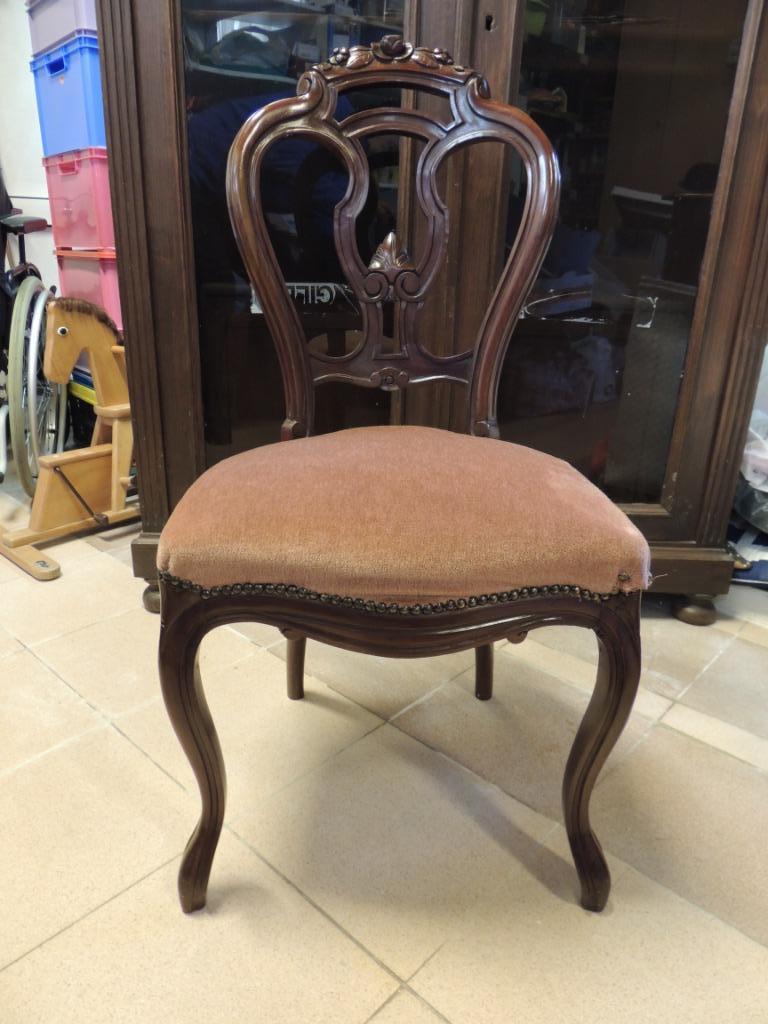4 chaises lourdes en acajou, vers 1880, dont le dessus a été, Enlèvement