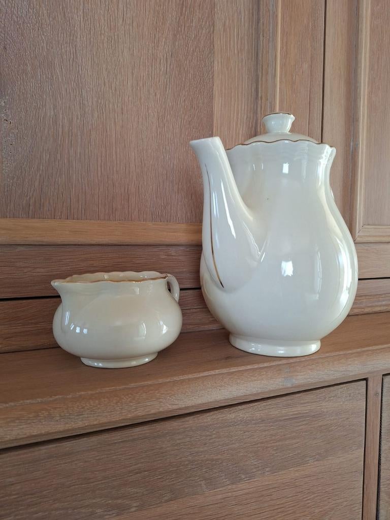 Antieke koffiepot en melkpot, Ophalen