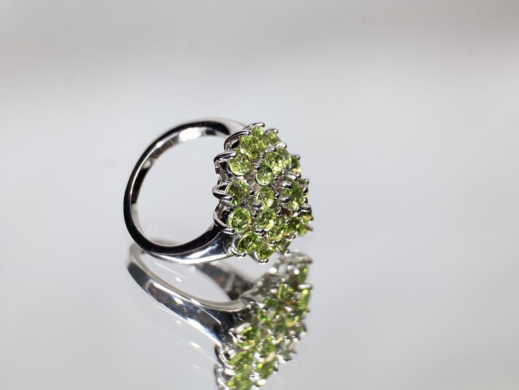 Bague en argent massif 925 sertie de péridots naturels, Bijoux, Sacs & Beauté, Bagues, Enlèvement ou Envoi, Vert, Argent