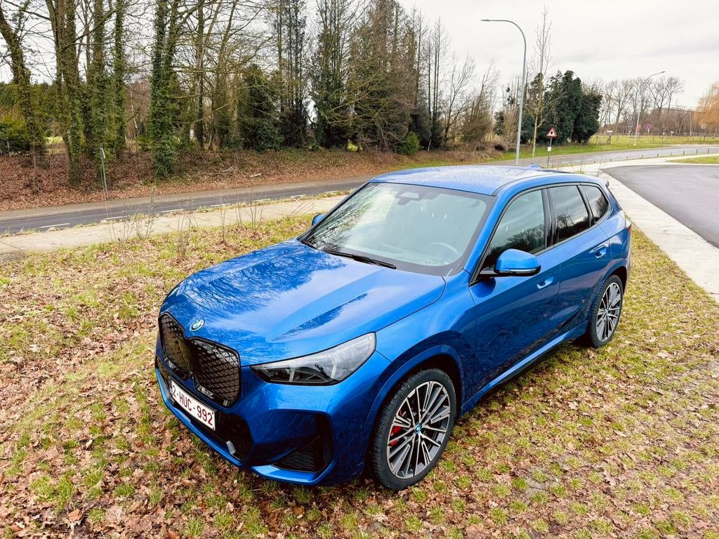 BMW iX1 xDrive30 M Sports/Hud/Acc/Massage/H&K/360/20 pouces, Autos, BMW, Adapté aux personnes handicapées, Achat, Noir, 5 portes