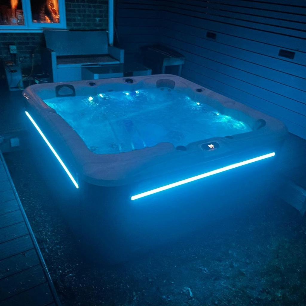 Jacuzzi exclusif 4 pers /ets lumineux/Musique/shiatsu, Enlèvement