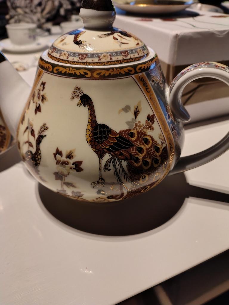 prachtig theeservies met goud en taferelen met pauwen, Ophalen, Zo goed als nieuw