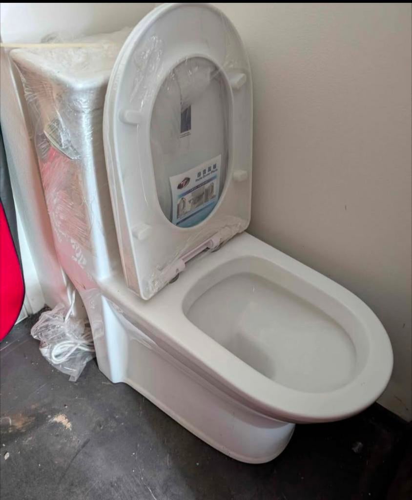 WC NEUF avec broyeur NEUF (+1 broyeur de rechange)