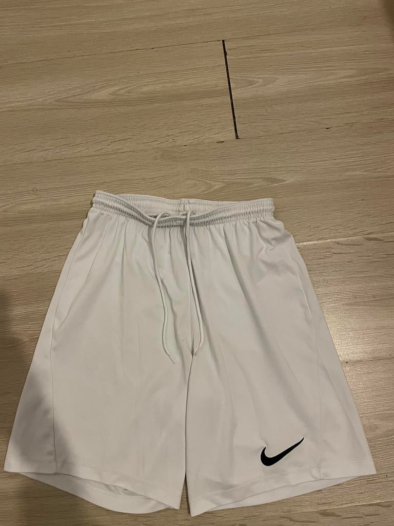 Witte korte broek van Nike - hoesje om in beslag te nemen, Wit, Ophalen of Verzenden, Voetbal, Gedragen