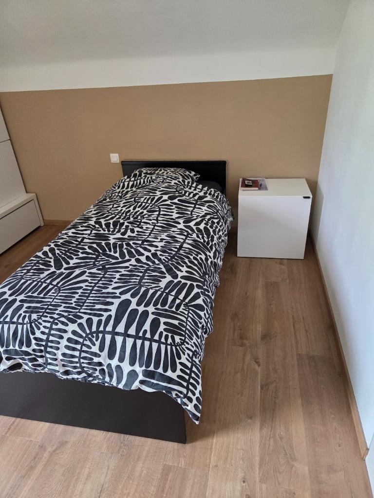 Lit 1 personne +sommier + matelas  + chevet, 90 cm, Enlèvement, 200 cm, Blanc