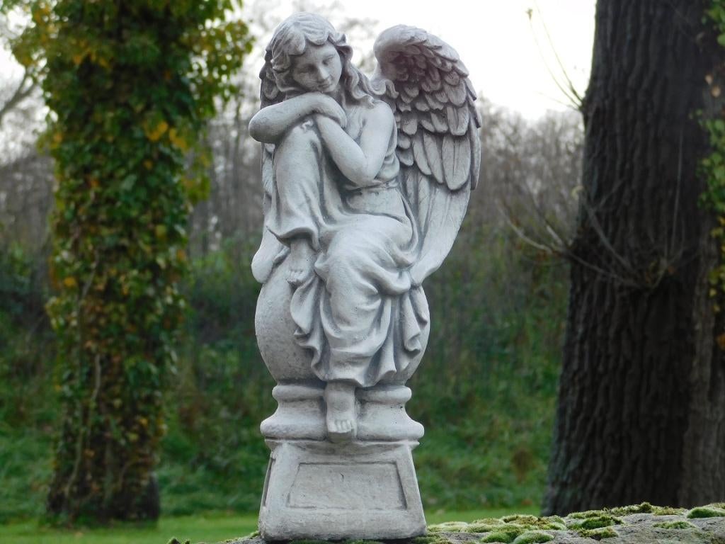 Zittende Engel op Bol - Volledig Steen - Engelsculptuur, Tuin en Terras, Tuinbeelden, Engelenbeeld, Steen, Ophalen of Verzenden