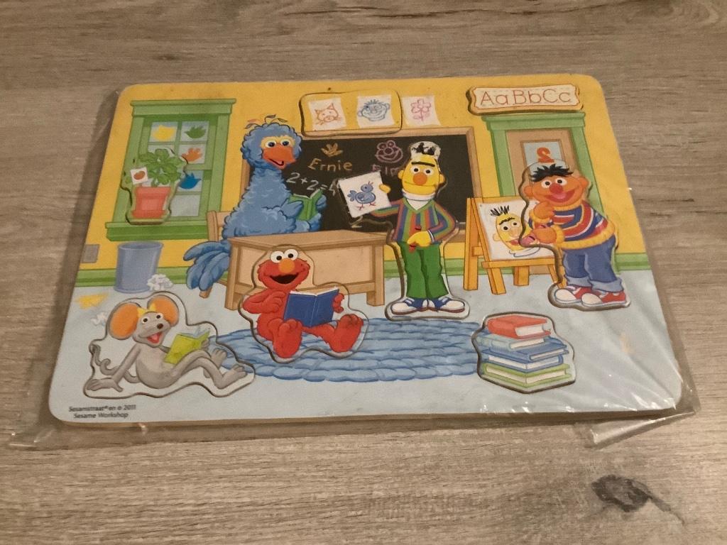 Puzzle en bois Sesame Street (8 pièces) (2011), Enlèvement ou Envoi, Comme neuf, 6 mois à 2 ans, Moins de 10 pièces