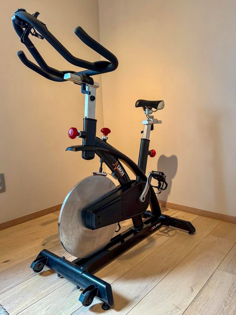 Vélo de spinning DKN Eclipse, Sports & Fitness, Appareils de fitness, Comme neuf, Vélo de spinning, Jambes, Abdominaux, Dos, Métal