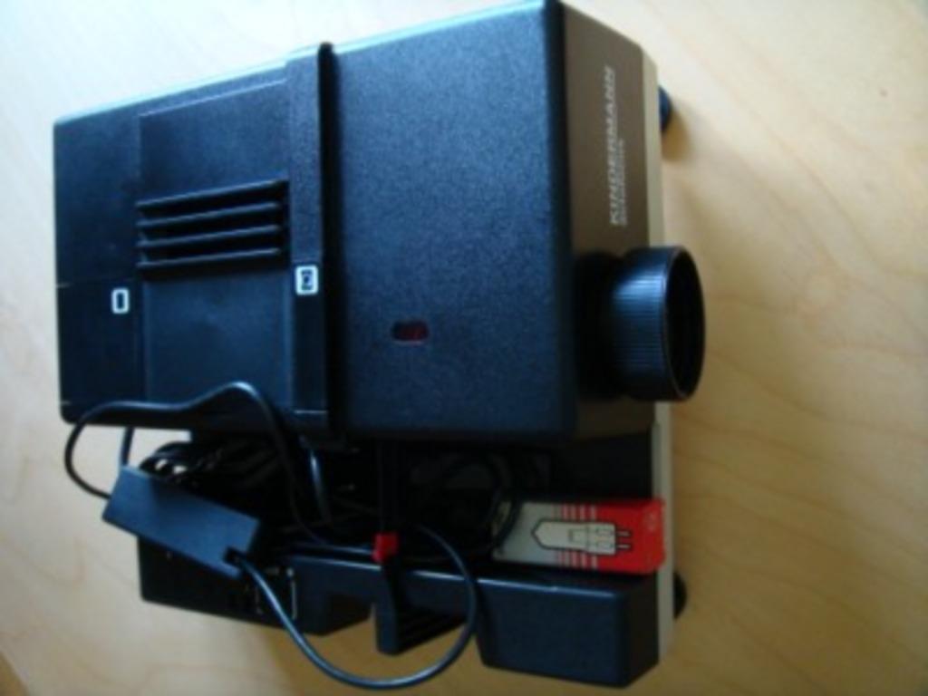 Projecteur , table et écran de projection, Ophalen, Zo goed als nieuw, Met scherm