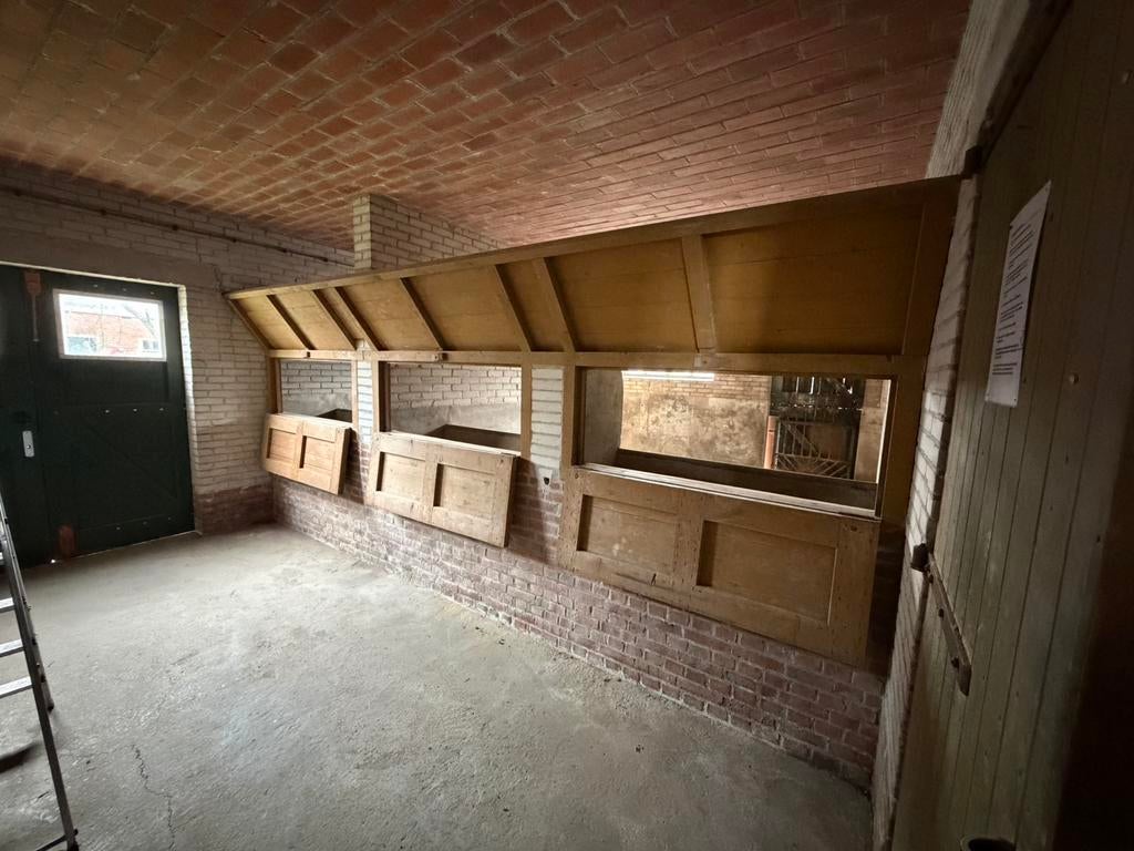 Ingebouwde paardenvoerwand met luiken
