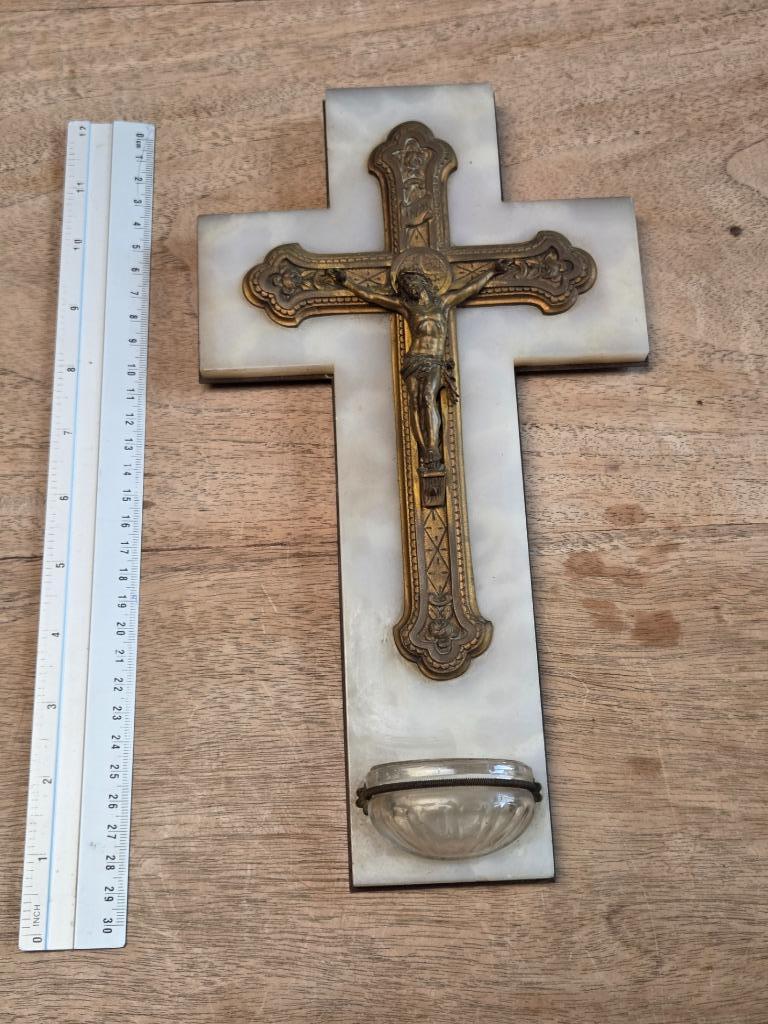 Antiek kruisbeeld met wijwatervat (Benetier), Ophalen