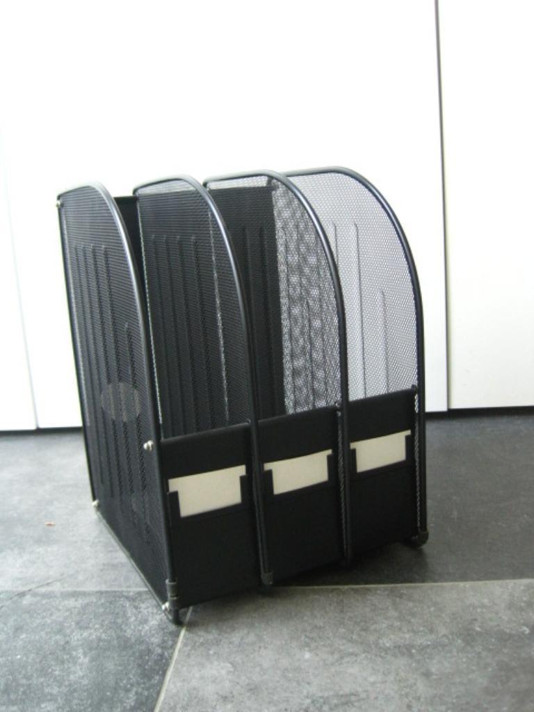Lectuurbak - tijdschriftenhouder zwart metaal, Ophalen of Verzenden, Gebruikt
