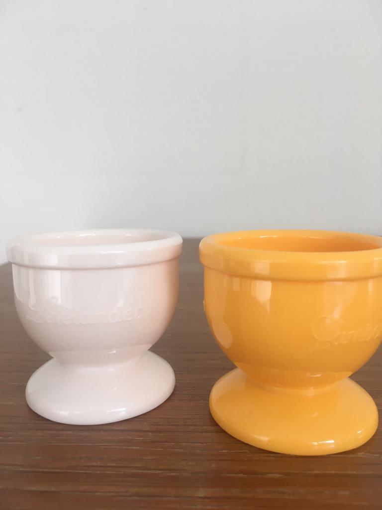 2 Vintage eierdopjes, stevig plastiek., Enlèvement ou Envoi