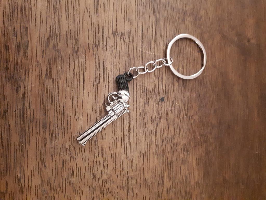 Sleutelhanger zilveren pistool, Ophalen of Verzenden, Nieuw, Overige typen