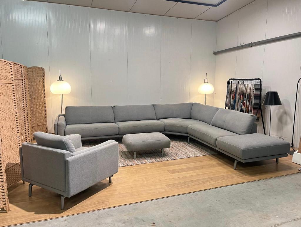 ZGAN Leolux Bellice Hoekbank + Hocker – NP: €17.500, Hoekbank, 300 cm of meer, Ophalen of Verzenden, Zo goed als nieuw