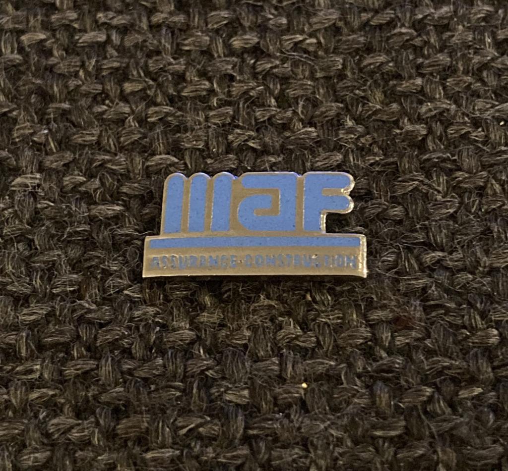 PIN - MAF - ASSURANCE CONSTRUCTION - VERZEKERING - BOUW, Envoi, Utilisé, Autres sujets/thèmes, Insigne ou Pin's
