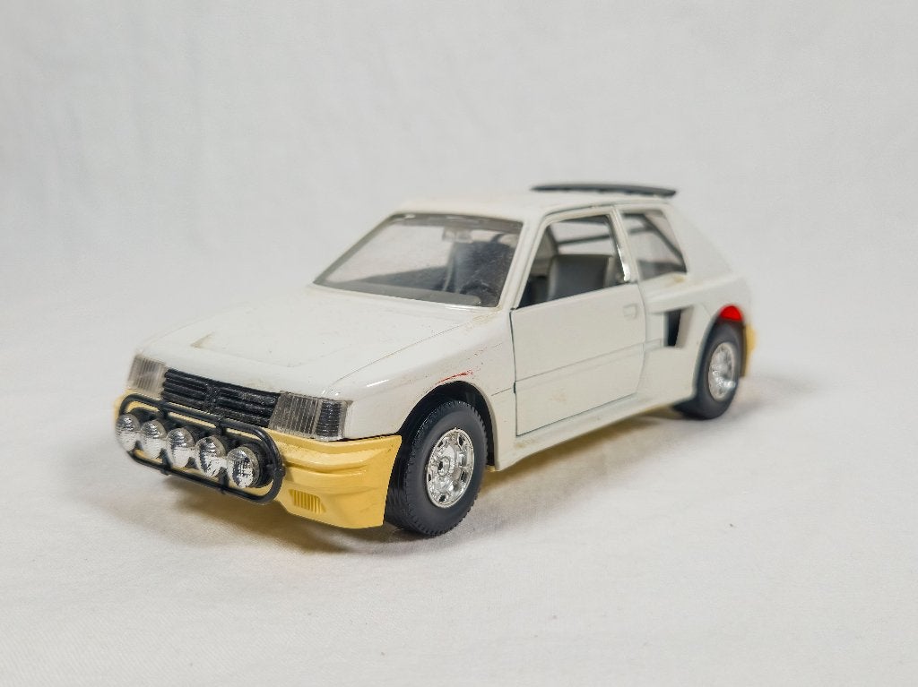 Burago Peugeot 205 Turbo 16 (1/24) - Origineel boekje, Enlèvement, Utilisé, Voiture, Burago