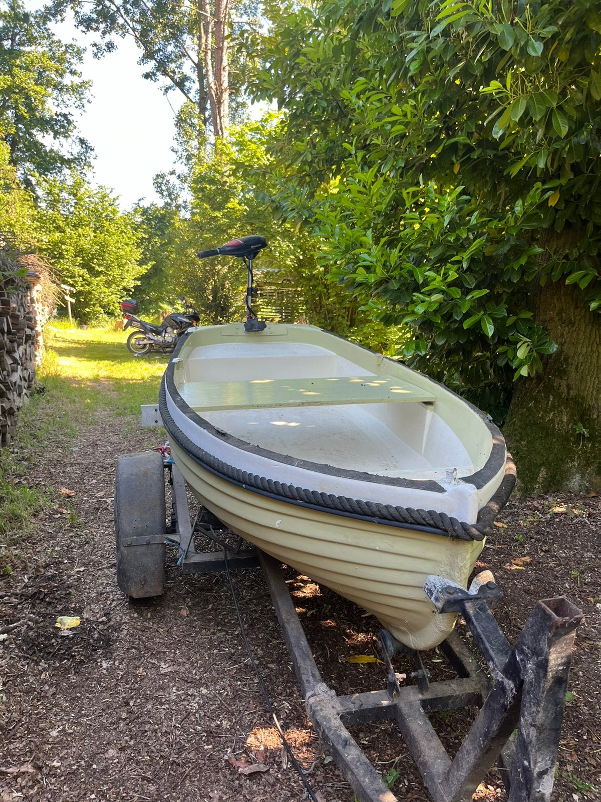 Bootje met fluostermoter en trailer te koop, Sports nautiques & Bateaux, Chaloupes, Enlèvement, Remorque