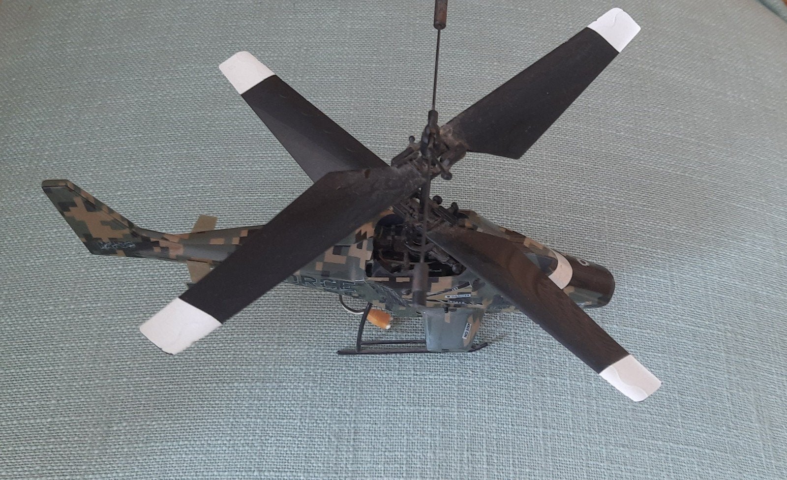 Op afstand bestuurbare helikopter ("leger" print), Hobby en Vrije tijd, Ophalen, Gebruikt
