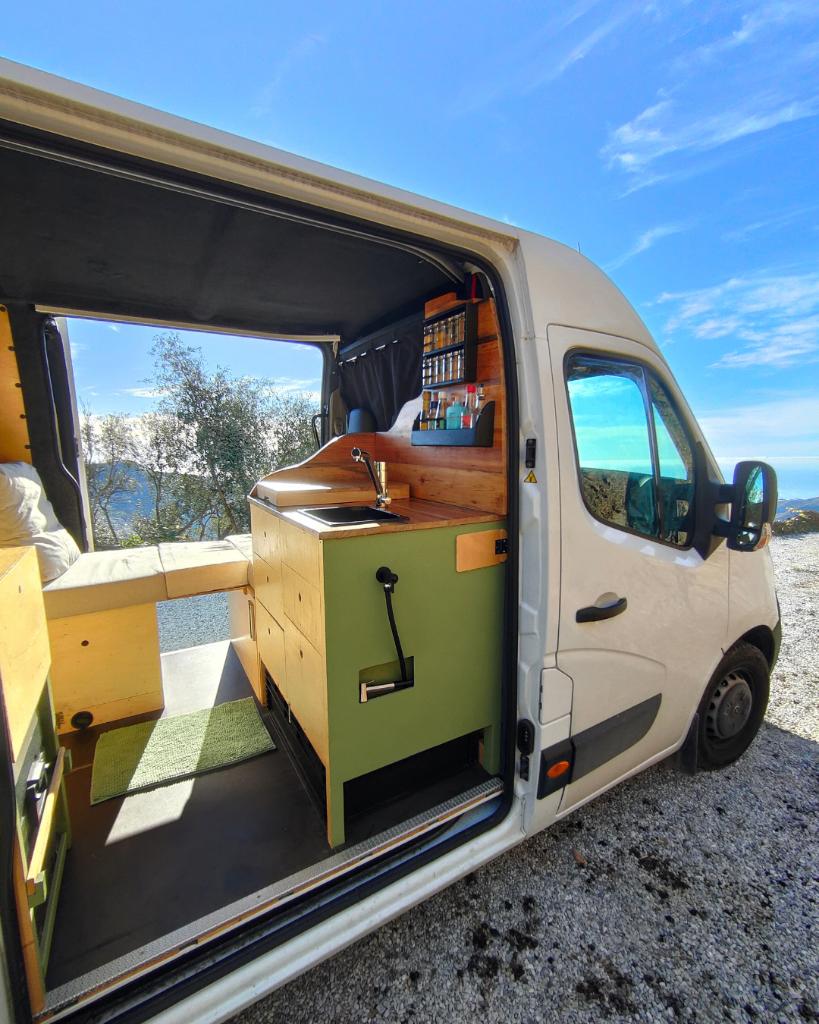 Offgrid Stealth Campervan - 45.000km, Caravans en Kamperen, Overige merken, Buscamper of Camperbus, Ringverwarming, 6 tot 7 meter