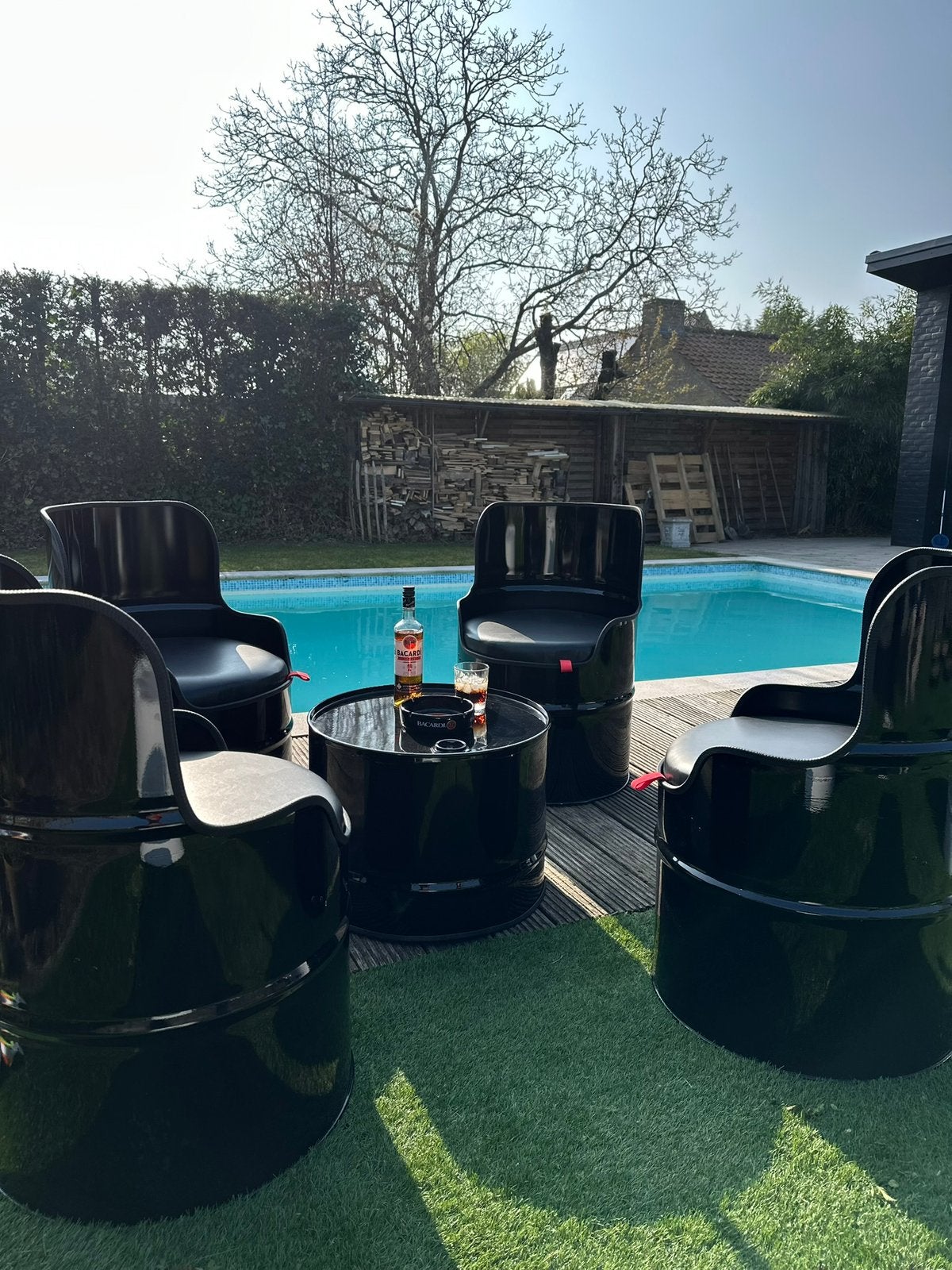 Lounge uit oude olievaten, Ophalen