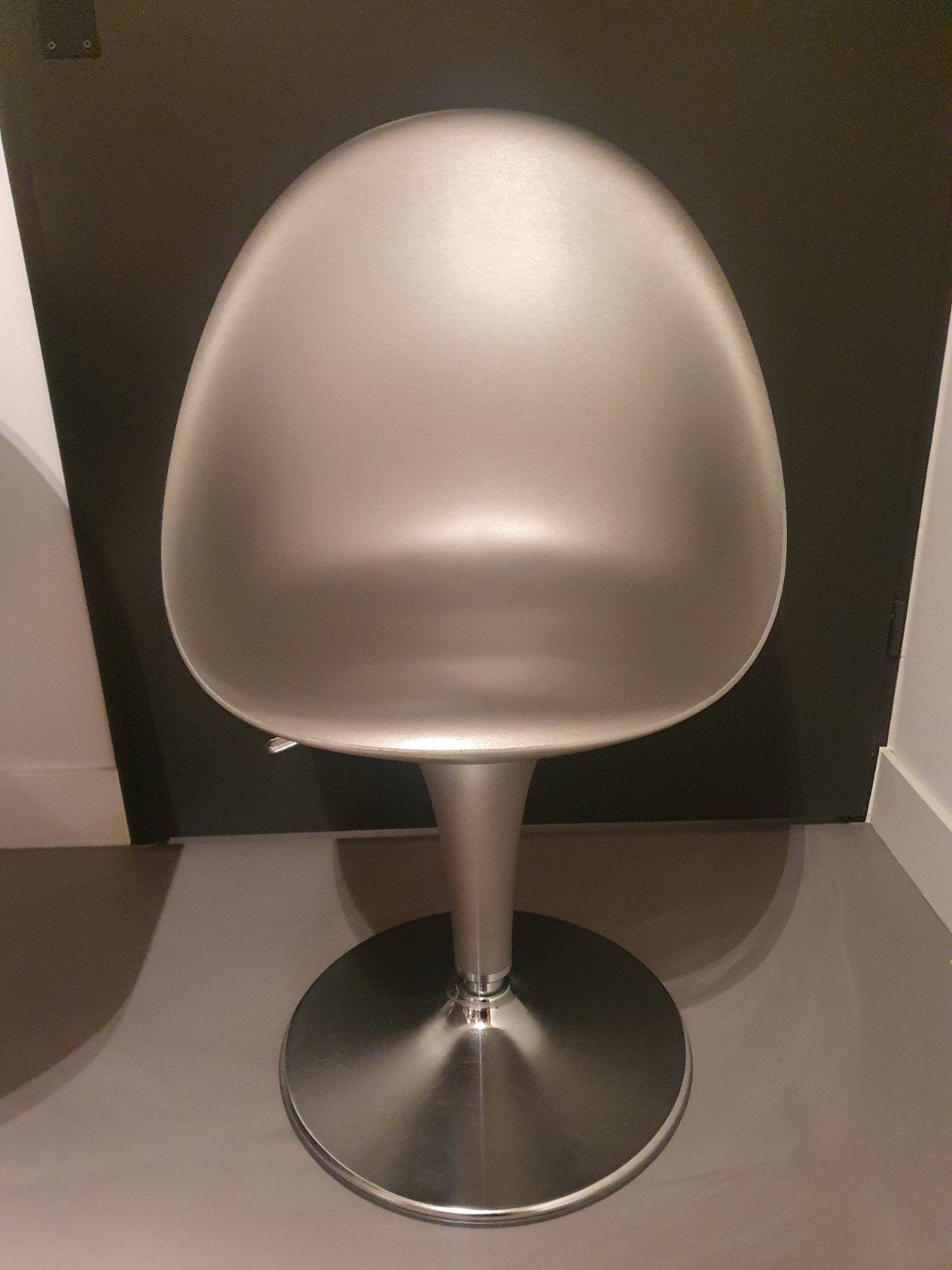 Originele BOMBO stoelen by Magis (grijs metallic&wit), Huis en Inrichting, Stoelen, Ophalen, Zo goed als nieuw, Kunststof