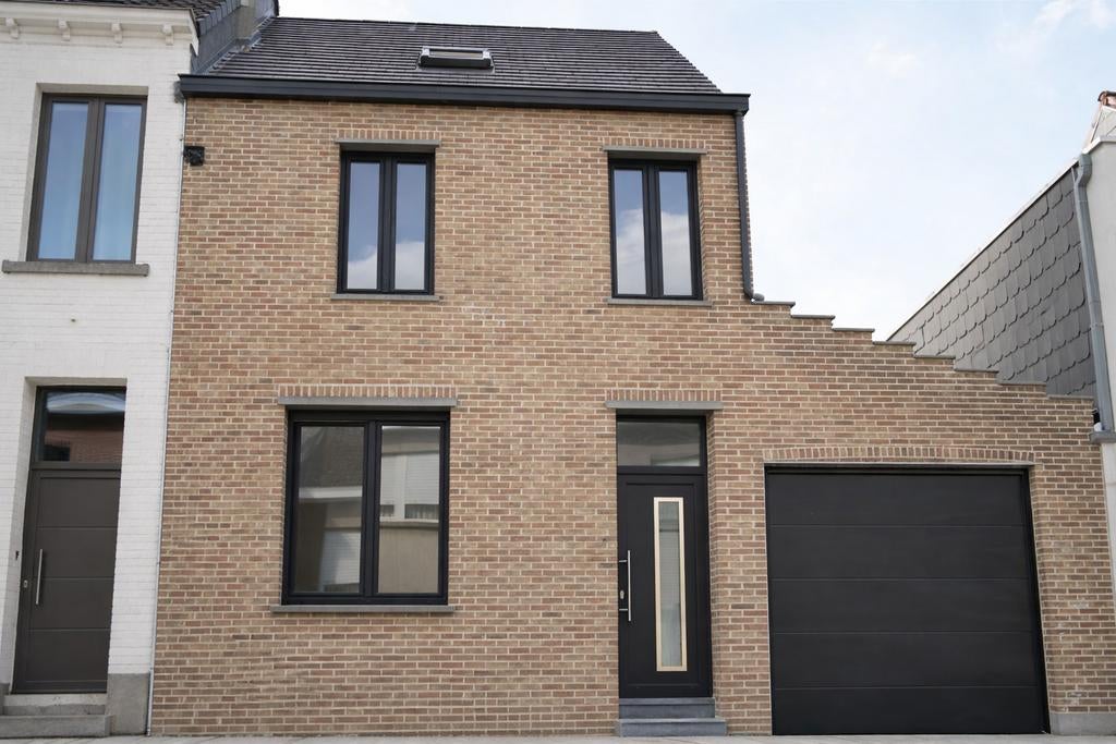 Ruim huis met kamers met 4 slaapkamers, garage en tuin., 200 tot 500 m², Provincie Oost-Vlaanderen, Tussenwoning, 4 kamers