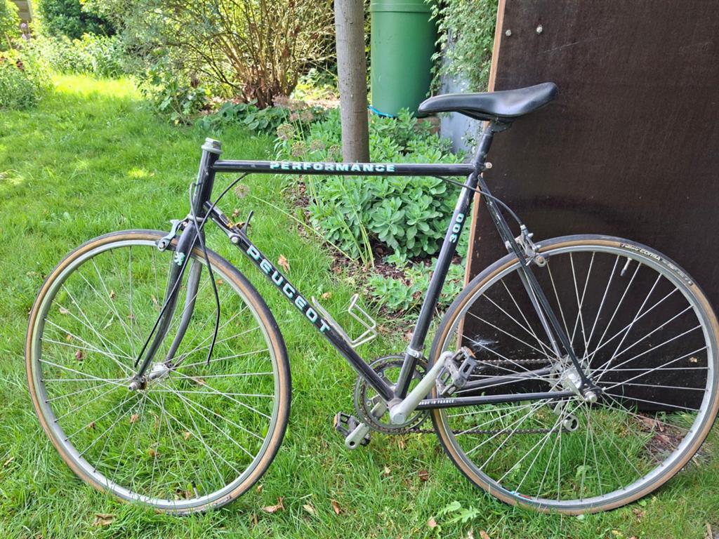 Retro koersfiets om op te knappen., Ophalen