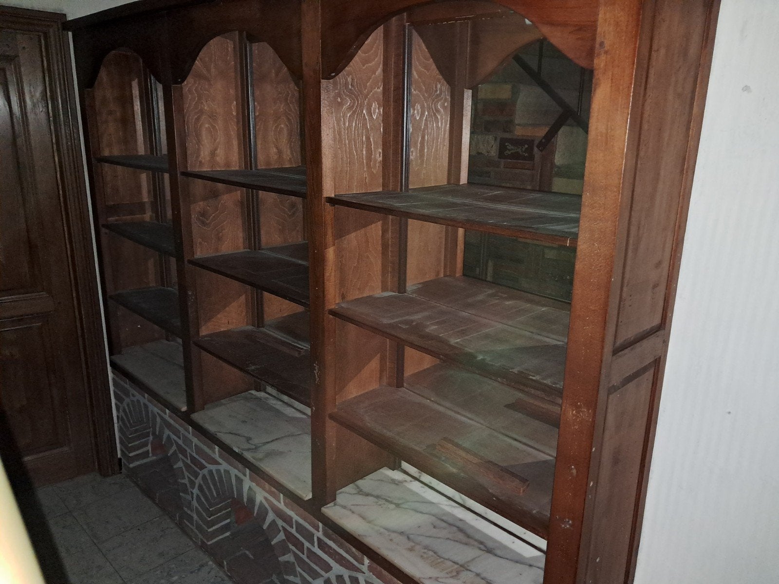 Rek hout met spiegelwand., Ophalen