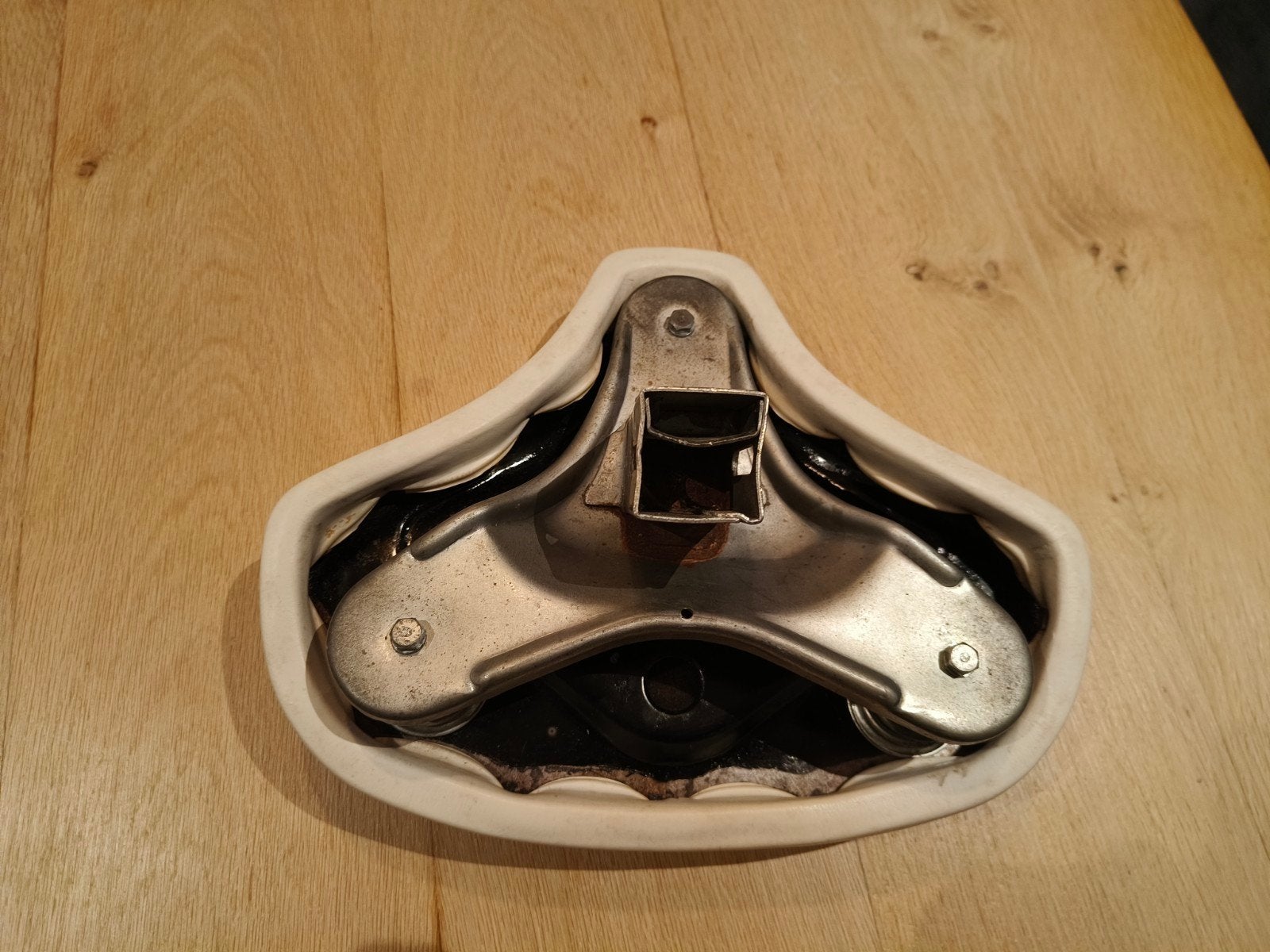 A vendre, très belle selle Honda Camino originale blanche., Enlèvement