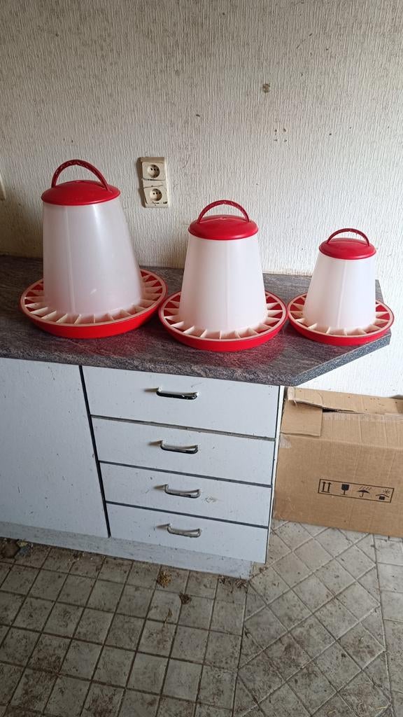 Voeder en water bakken voor kippen, Ophalen