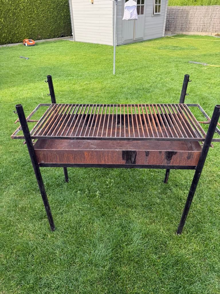 Grote Houtskool BBQ, Tuin en Terras, Ophalen, Zo goed als nieuw