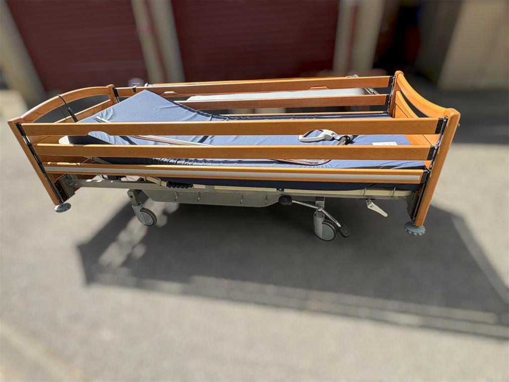 Lit d'hôpital électrique avec matelas et perroquet, Enlèvement, Comme neuf