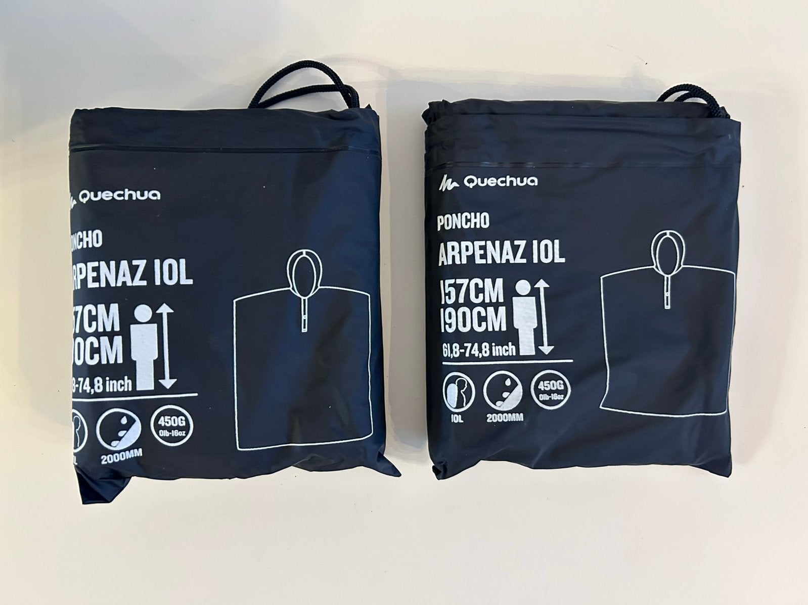 2 ponchos de pluie quechua, Caravanes & Camping, Vêtements de pluie, Enlèvement ou Envoi, Comme neuf, Poncho de pluie