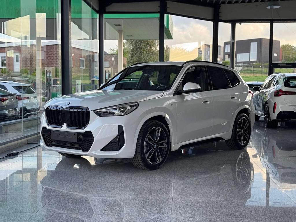 BMW X1 sDrive18i M Sport / PANODAK / TREKHAAK / DODE HOEK, Auto's, Gebruikt, Zwart, 136 pk, Wit